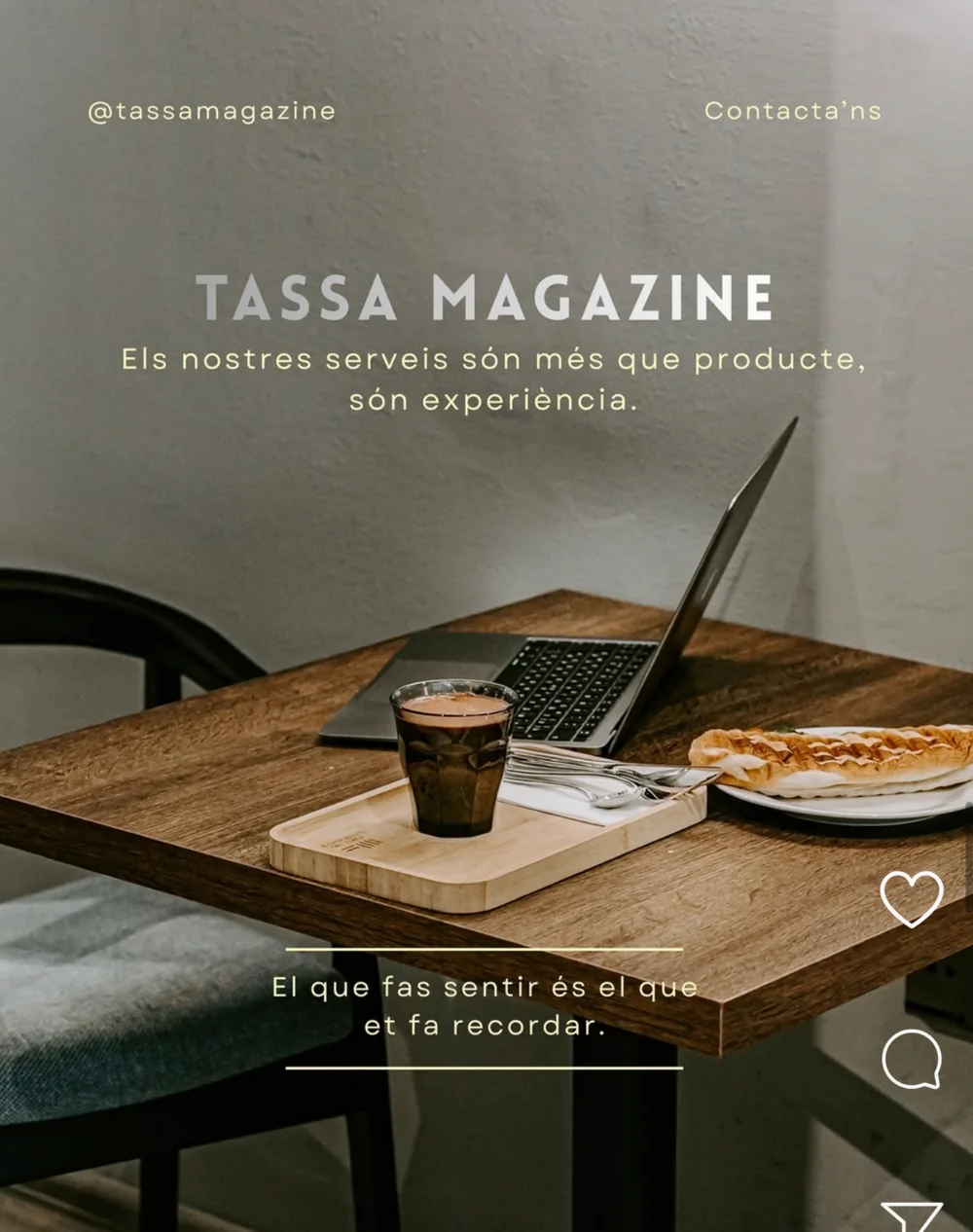Publicació de Tassa Magazine: un cafè i un portàtil sobre una taula de fusta